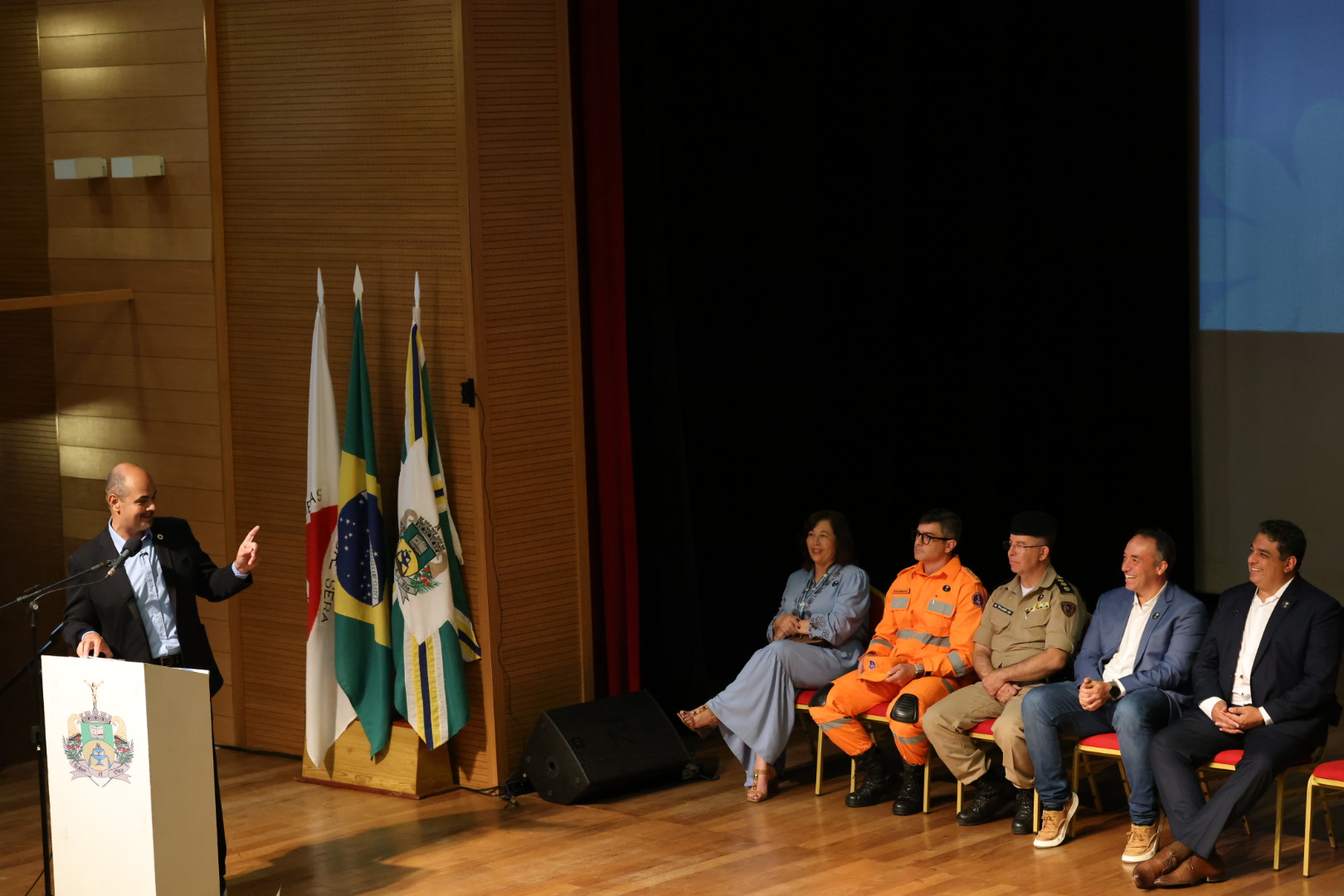 Governo de Minas transfere capital para Poços de Caldas